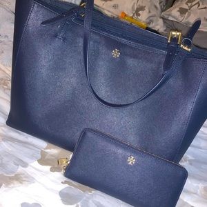 Navy Tory Burch tot with wallet